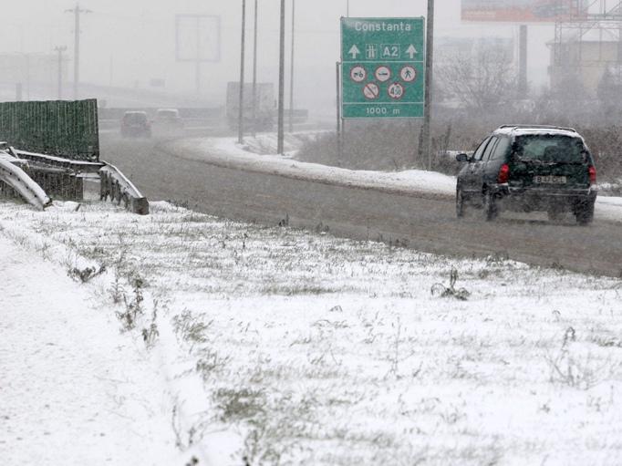 Trafic în condiţii de iarnă şi accidente pe majoritatea şoselelor din ţară