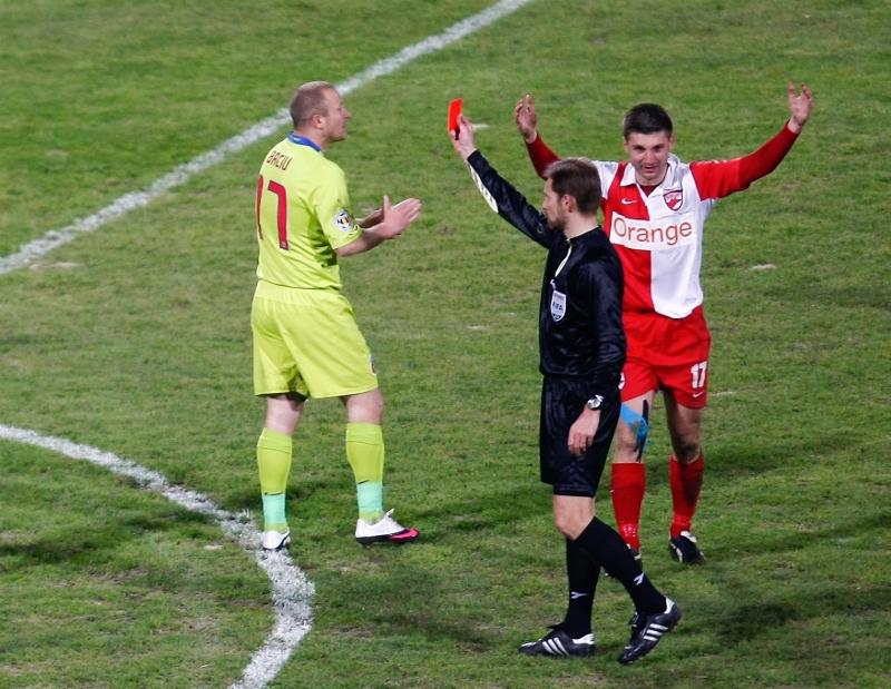 Retrospectiva anului sportiv 2010: Tudor şi Colţescu, cei mai drastici arbitri din Liga 1