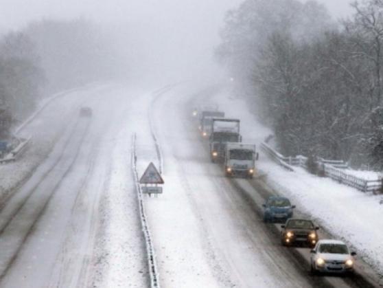 Zăpada îngreunează traficul pe mai multe drumuri din ţară