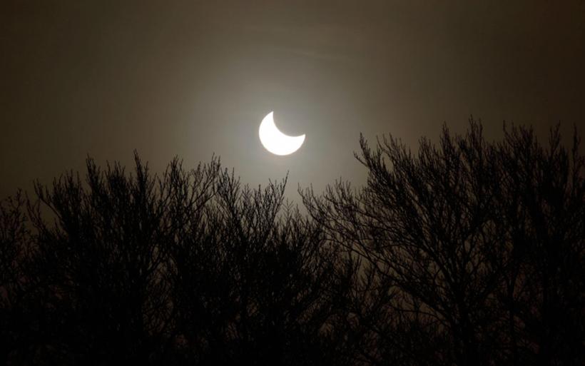 Amurg la amiază: eclipsa parţială de Soare