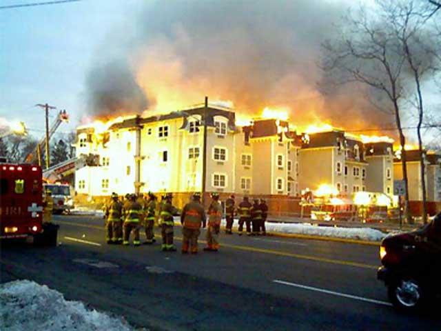 Incendiu puternic într-un complex rezidenţial din New Jersey