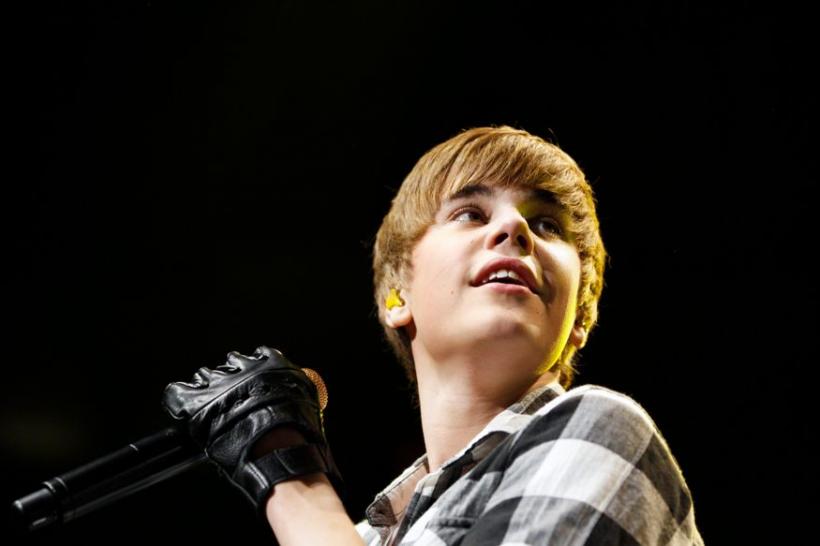 Fanele lui Justin Bieber vor să o omoare pe iubita cântăreţului
