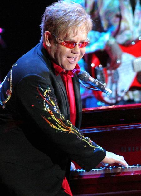 Naşe lesbiene pentru băieţelul lui Elton John