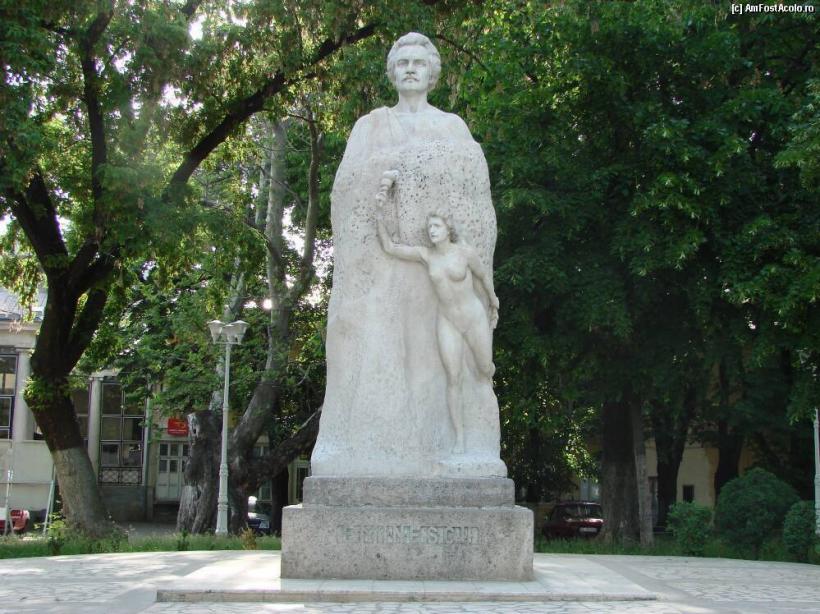 Cea mai veche statuie a poetului Mihai Eminescu, vandalizată la Galaţi