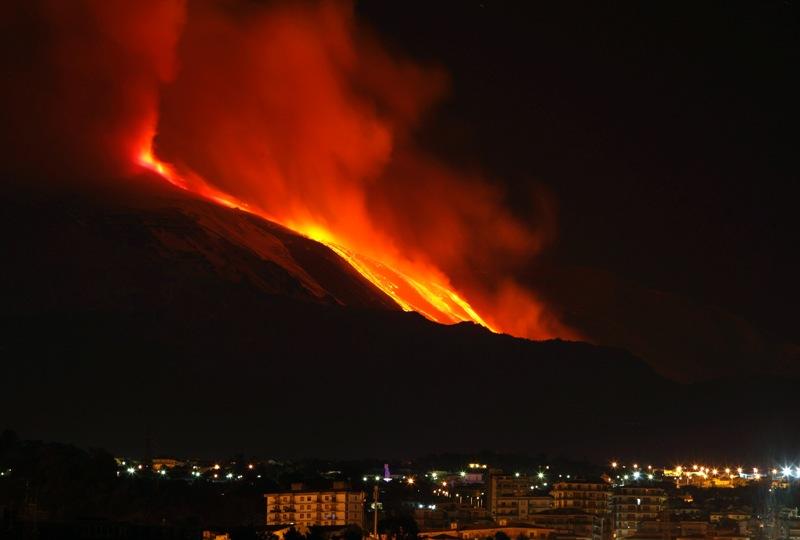 Etna, cel mai activ vulcan din Europa, a erupt!
