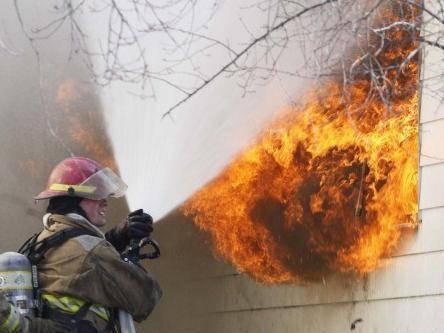 Incendiu în Voluntari: Trei case, cuprinse de flăcări. Un bărbat, găsit carbonizat