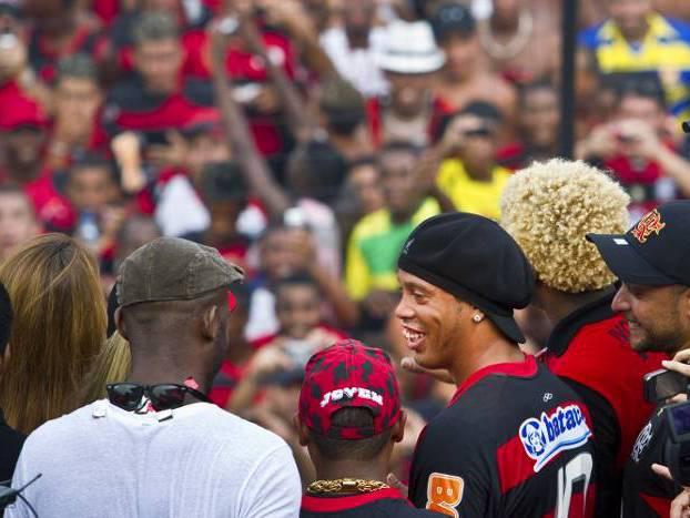 Video: 20.000 de fani la prezentarea lui Ronaldinho la Flamengo