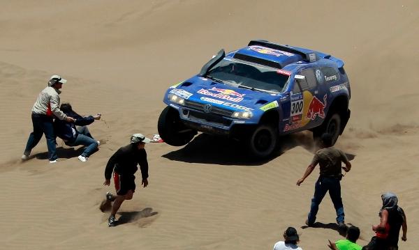 Dakar 2011: Echipa Volkswagen, implicată într-un accident soldat cu un rănit!