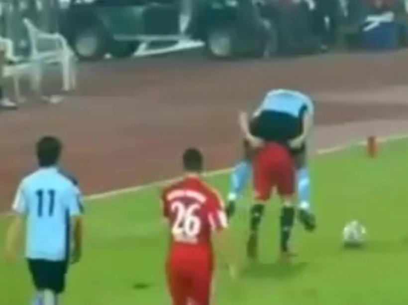 Video: Ribery fuge cu un adversar în spate... la propriu!