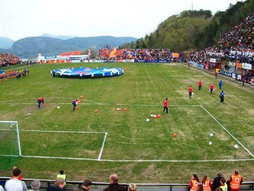 Acestea sunt cele mai ciudate stadioane ale lumii! 18417814