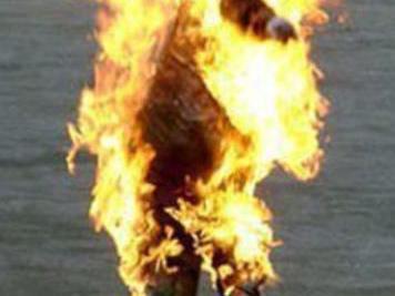 S-a stropit cu benzină şi şi-a dat foc în faţa Parlamentului din Cairo!