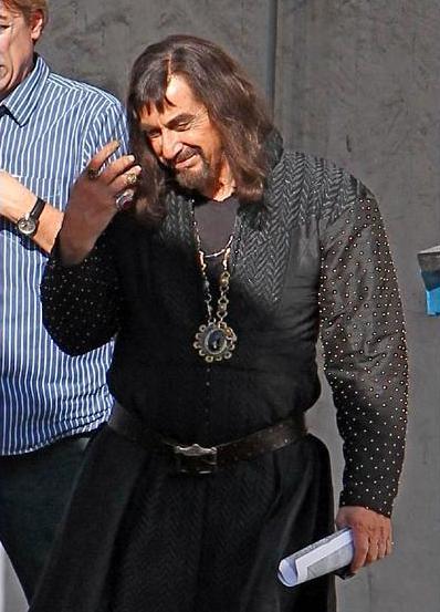 Al Pacino adoptă un aspect medieval, cu părul lung