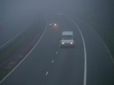 Ceaţa îngreunează traficul pe drumurile naţionale şi pe cele două autostrăzi