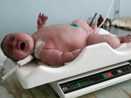 Bebeluş gigant: O rusoaică a născut un băieţel de 7,2 kilograme!