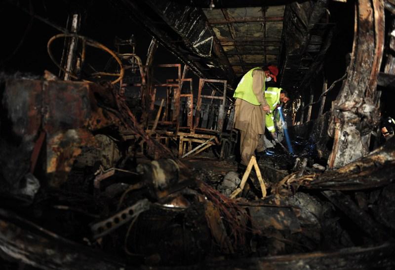 Pakistan: 32 de oameni au murit arşi de vii într-un autobuz 18418510