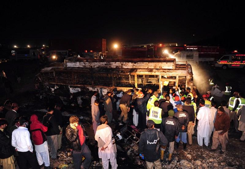 Pakistan: 32 de oameni au murit arşi de vii într-un autobuz 18418524