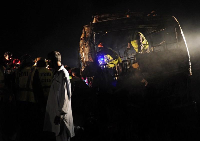 Pakistan: 32 de oameni au murit arşi de vii într-un autobuz 18418526