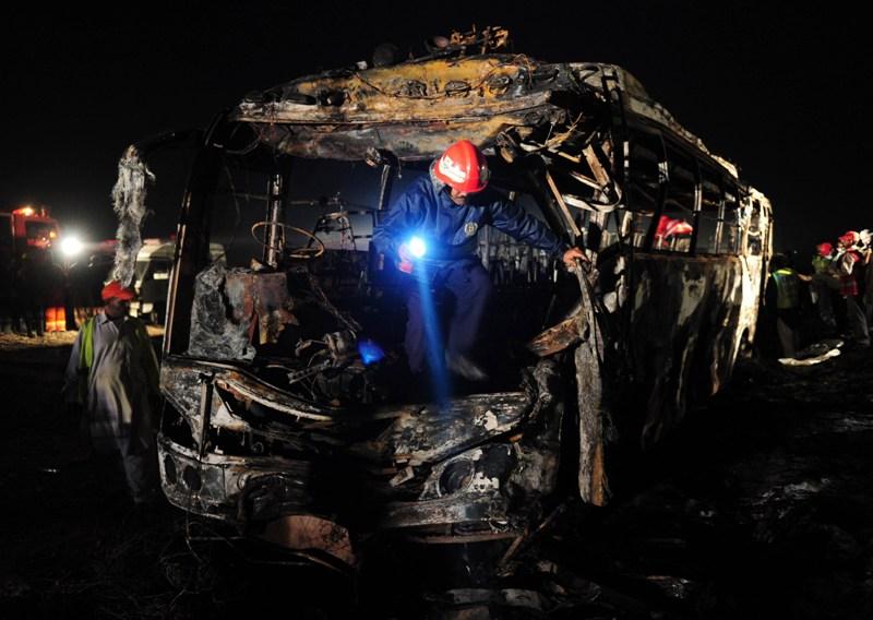 Pakistan: 32 de oameni au murit arşi de vii într-un autobuz 18418527