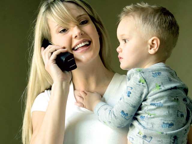Gravidele şi copiii nu spun "Alo" la celular