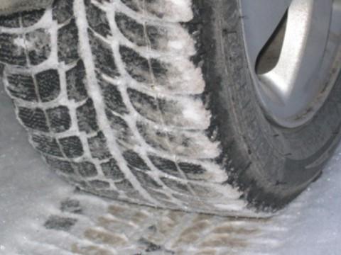 Şoferii, obligaţi să îşi echipeze maşinile cu anvelope de iarnă sau 'all season'