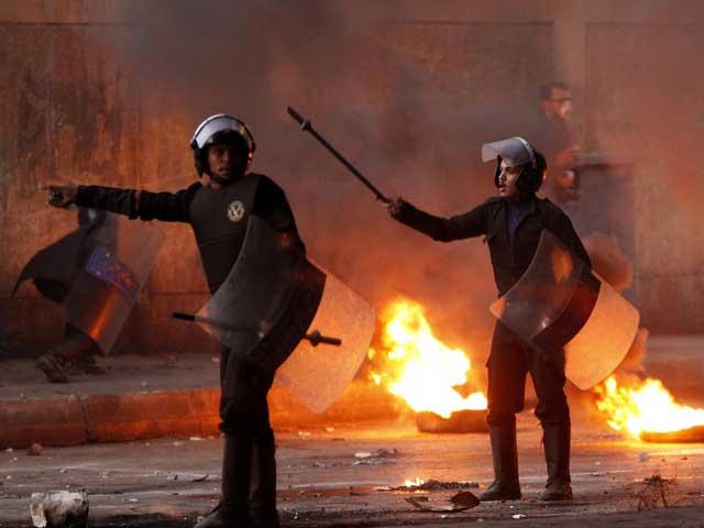 Alertă maximă în Egipt: Confruntări violente între protestatari şi forţele de ordine