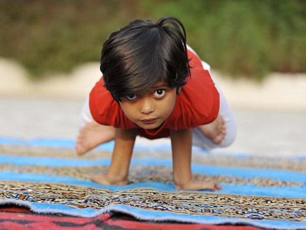 Are şase ani şi este cea mai tânără profesoară de yoga din lume!