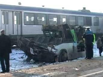 Un tren a lovit un autobuz în judeţul Braşov
