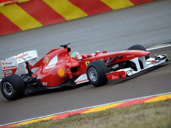 Video: Noul Ferrari F150 îşi arată muşchii pe circuitul de la Fiorano!