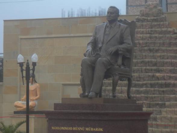 Pază întărită la statuia lui Mubarak din....Azerbaidjan