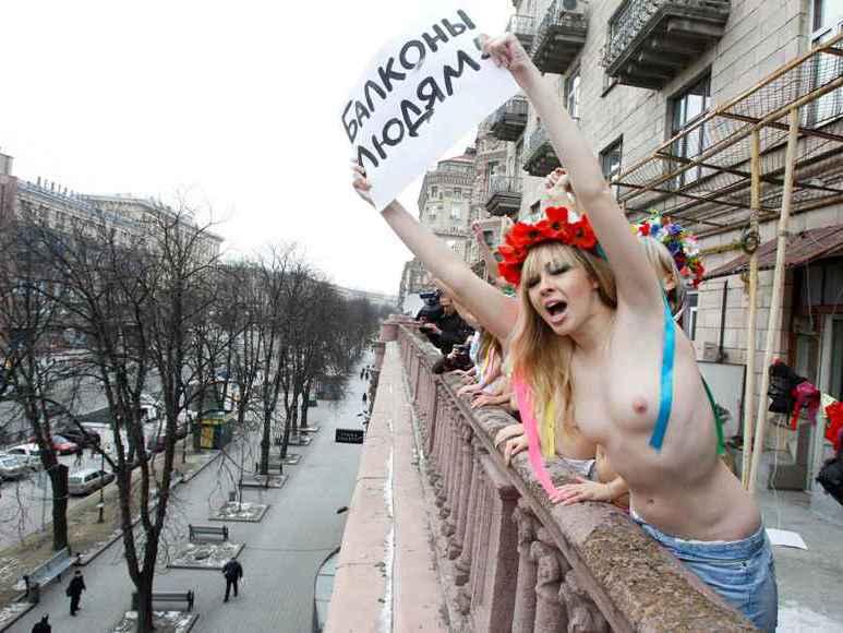 Protest topless împotriva înfrumuseţării balcoanelor pe timpul Euro 2012