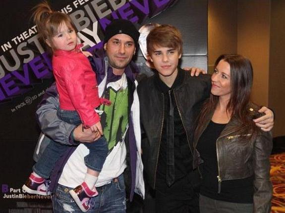Justin Bieber, reuniune cu familia la premiera filmului său, "Never say never"