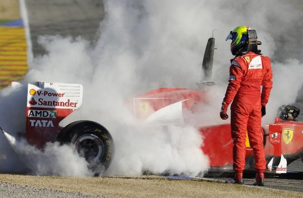 F1: Monopostul Ferrari F150 pilotat de Massa, în flăcări la Valencia!