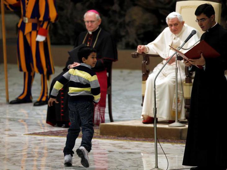 Un băieţel a "fentat" serviciul de siguranţă ca să îngenuncheze în faţa Papei!