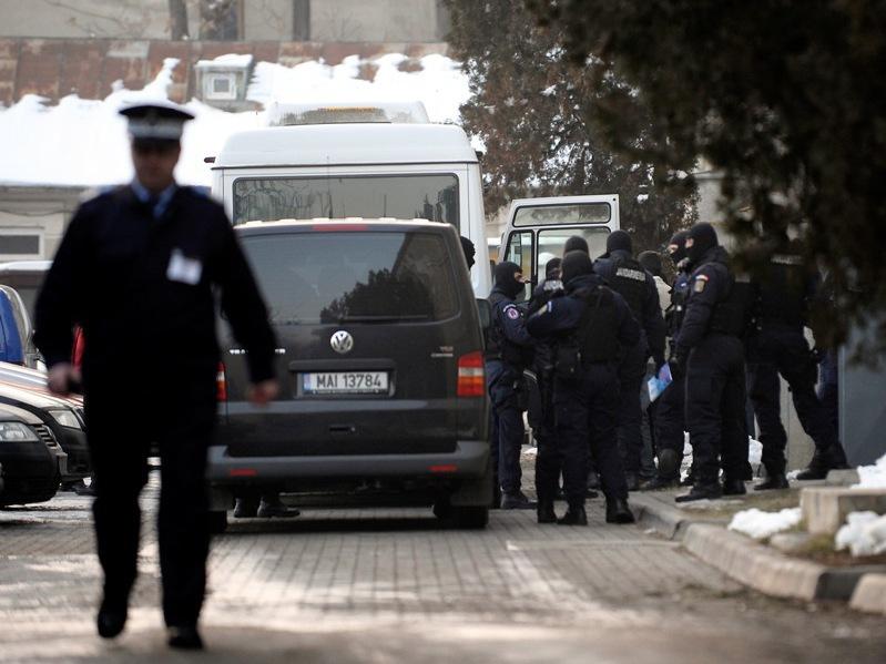 15 poliţişti de la Vama Siret, arestaţi preventiv pentru 29 de zile