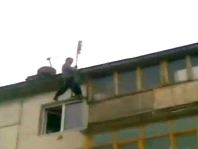 Spiderman, varianta rusă, în cădere liberă de la etajul cinci - video