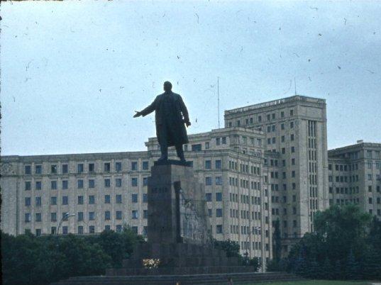 Statuia lui Lenin, scoasă dintr-un clip de prezentare a EURO 2012