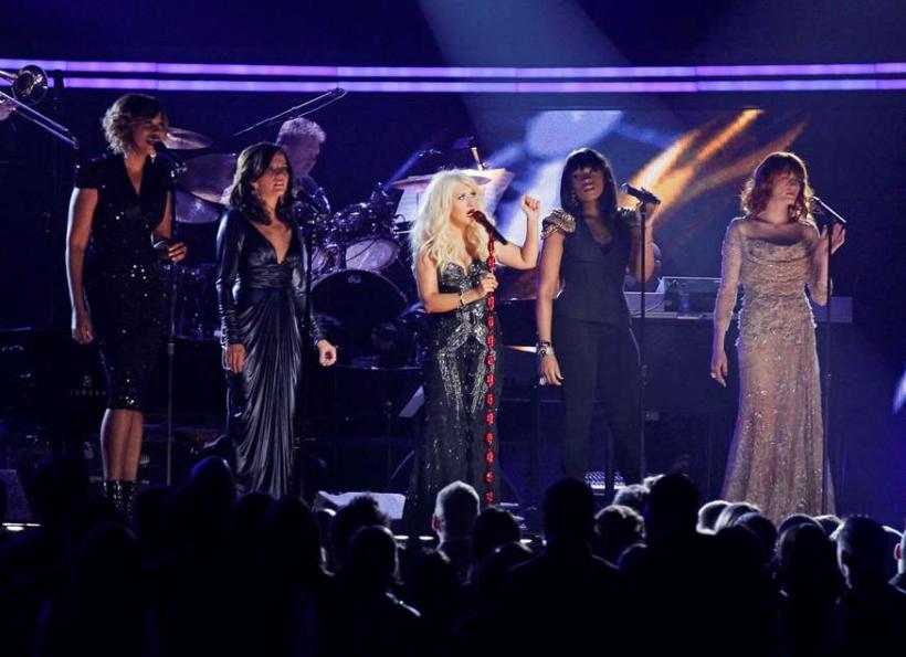 Christina Aguilera a căzut pe scenă, în ovaţiile publicului (Video)