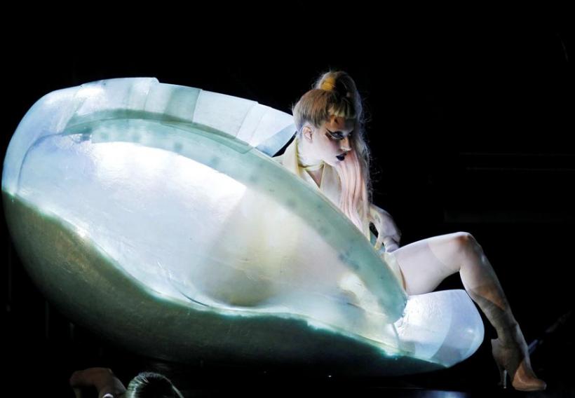 Lady Gaga a venit într-un ou la premiile Grammy 2011! Vezi lista completă a câştigătorilor!