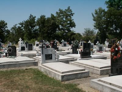 Cimitirul municipal din Alba Iulia, jefuit şi vândut la fier vechi!