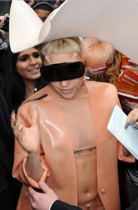 Lady Gaga, îmbrăcată ca un prezervativ uriaş