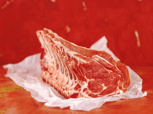 Consumul de carne roşie creşte riscul de cancer
