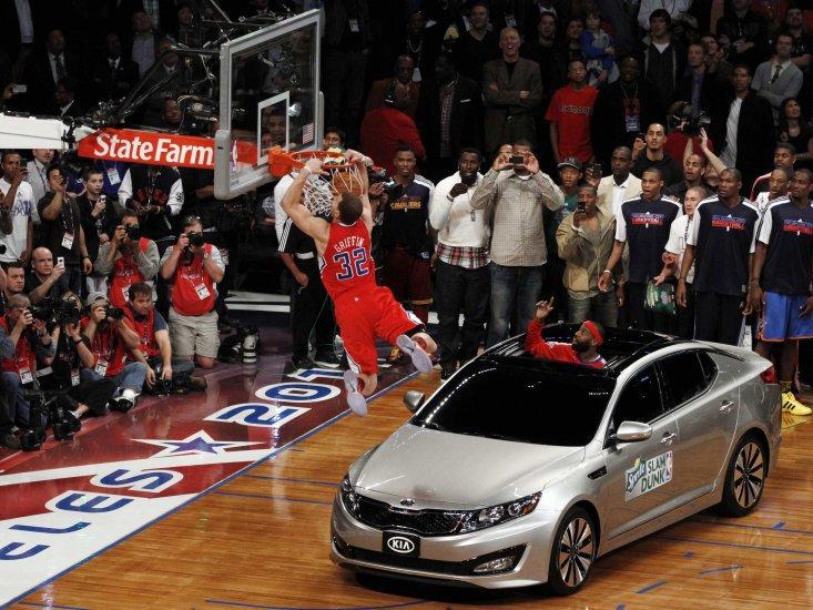 Slam dunk peste maşină! - video