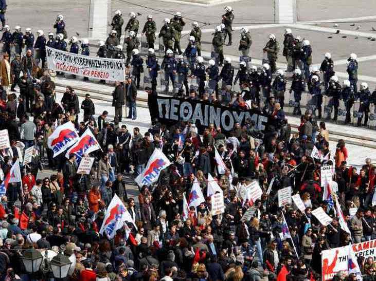 Violenţe pe stăzile Atenei. Ciocniri între manifestanţi şi forţele de ordine