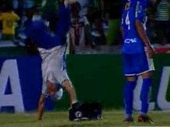 Video: Maseurul saltimbanc! Vezi imagini incredibile de la un meci din Brazilia!