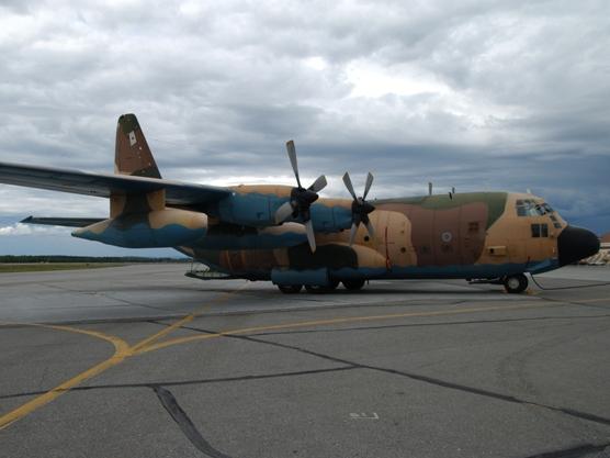 O aeronavă s-a întors la Bucureşti, după ce a evacuat din Libia 24 de români şi 7 străini