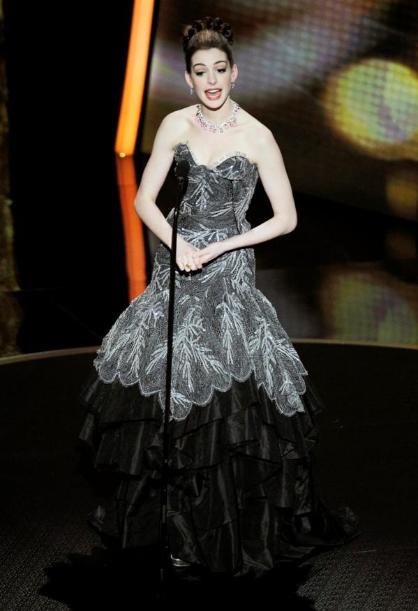 Anne Hathaway, fermecătoare la Oscar, în opt ţinute impecabile