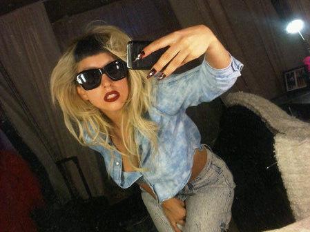 Lady Gaga se afişează cu un nou "monsterlook"