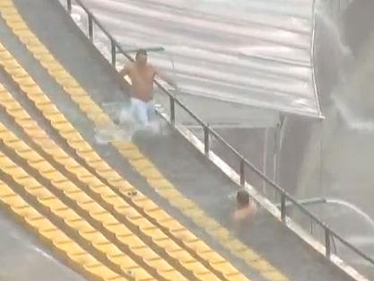 Video: Ploaie torenţială la un meci din Brazilia! Vezi cum înoată fanii în tribună!
