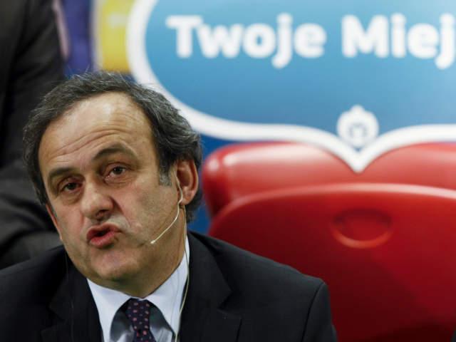 Platini vrea cinci arbitri la meciurile de la Euro-2012