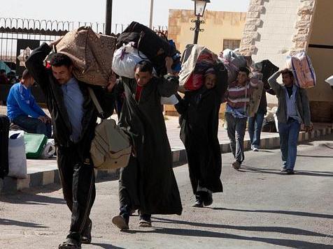 Sute de oameni, blocaţi la graniţa dintre Libia şi Egipt
